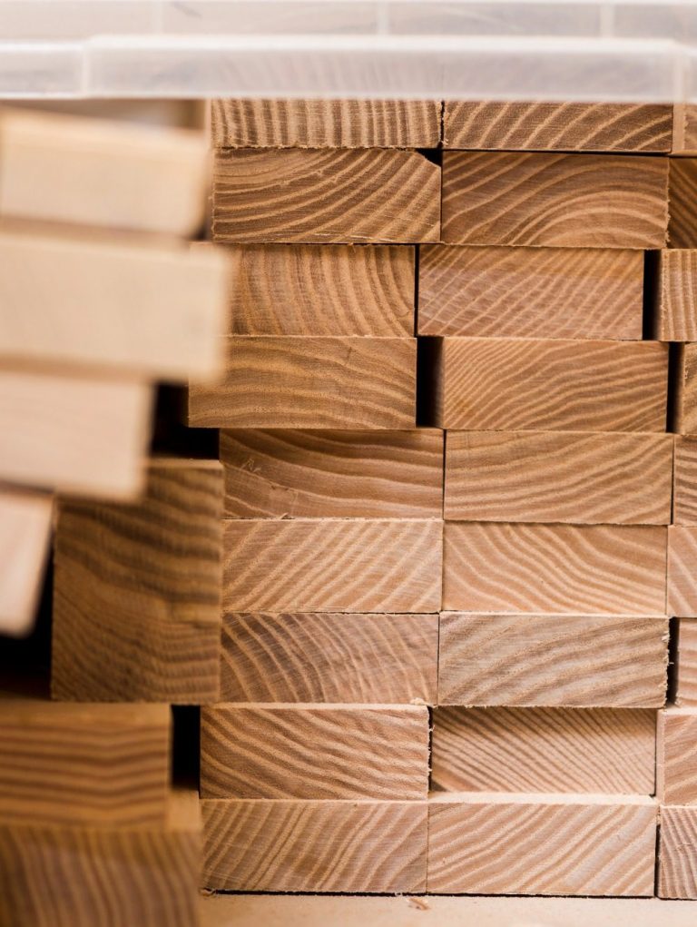 Holzprodukte Artikel aus Holz - Gestapelte Holzbretter mit sichtbarer Maserung in warmen Holzfarben.