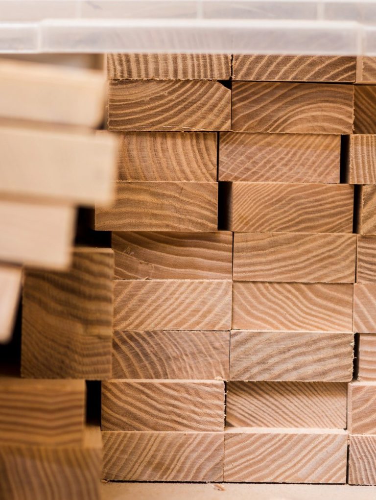 Holzprodukte Artikel aus Holz - Gestapelte Holzbretter mit sichtbarer Maserung in warmen Holzfarben.